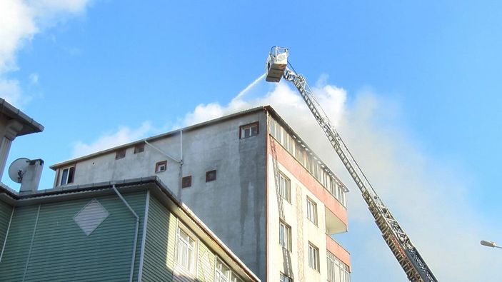 Sultanbeyli’de 5 katlı binanın üst katı alev alev yandı -3