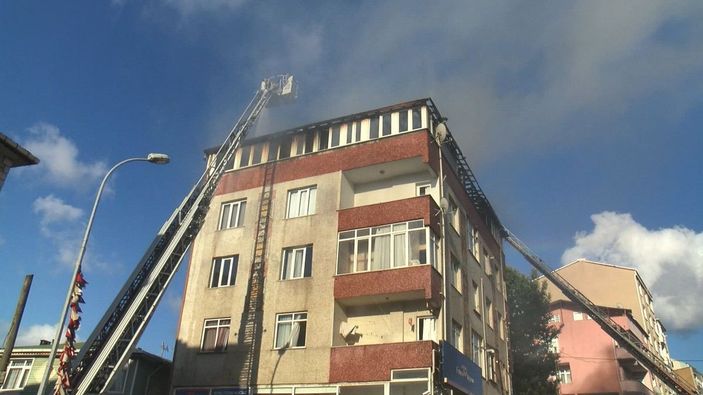 Sultanbeyli’de 5 katlı binanın üst katı alev alev yandı -6