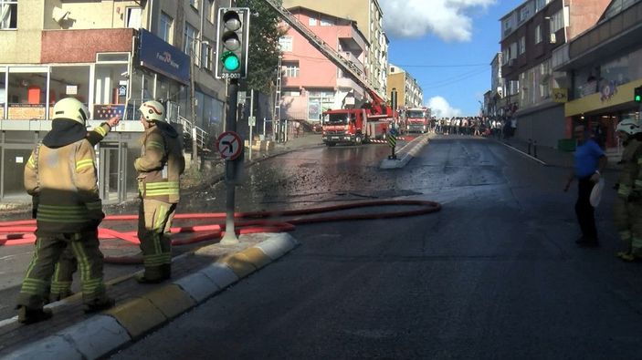 Sultanbeyli’de 5 katlı binanın üst katı alev alev yandı -7