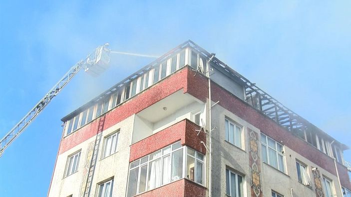Sultanbeyli’de 5 katlı binanın üst katı alev alev yandı -4