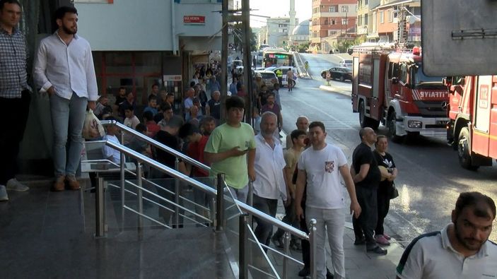 Sultanbeyli’de 5 katlı binanın üst katı alev alev yandı -9