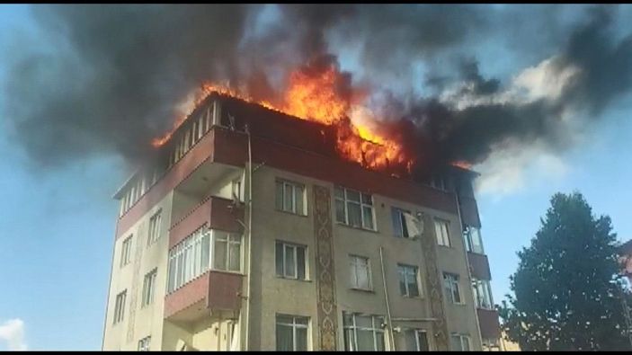Sultanbeyli’de 5 katlı binanın üst katı alev alev yandı -2
