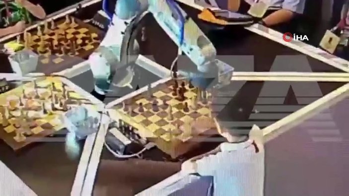 Rusya'da satranç robotu, çocuğun parmağını ezdi
