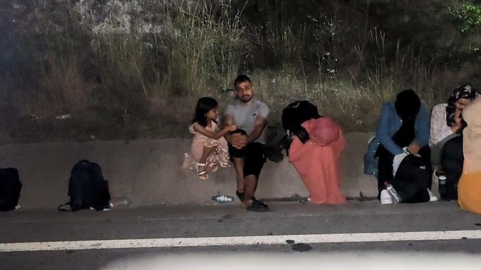 Arnavutköy'de minibüste 29 göçmen yakalandı -1