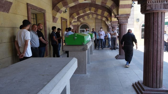 Freni boşalan vinçin çarptığı anne ve kızı toprağa verildi -8