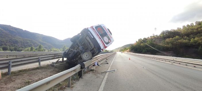 Hasta taşıyan ambulans bariyerlere çarptı: 1 ölü, 3 yaralı  -2