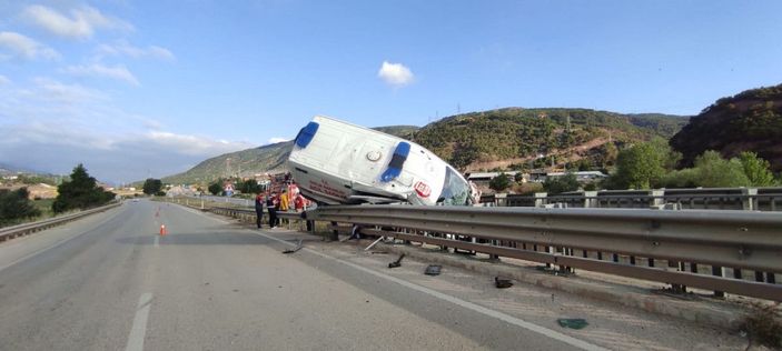 Hasta taşıyan ambulans bariyerlere çarptı: 1 ölü, 3 yaralı  -1