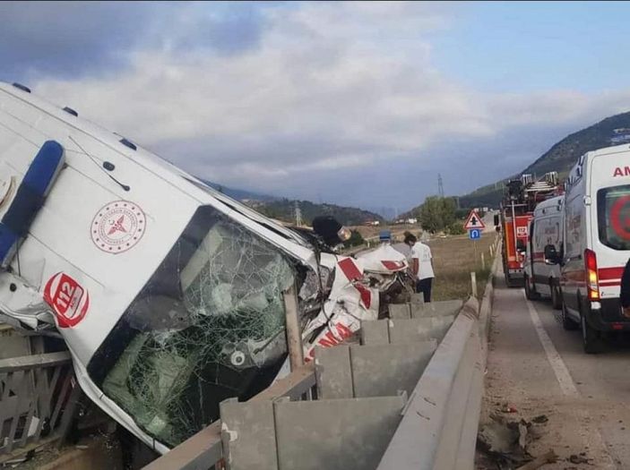 Hasta taşıyan ambulans bariyerlere çarptı: 1 ölü, 3 yaralı  -5