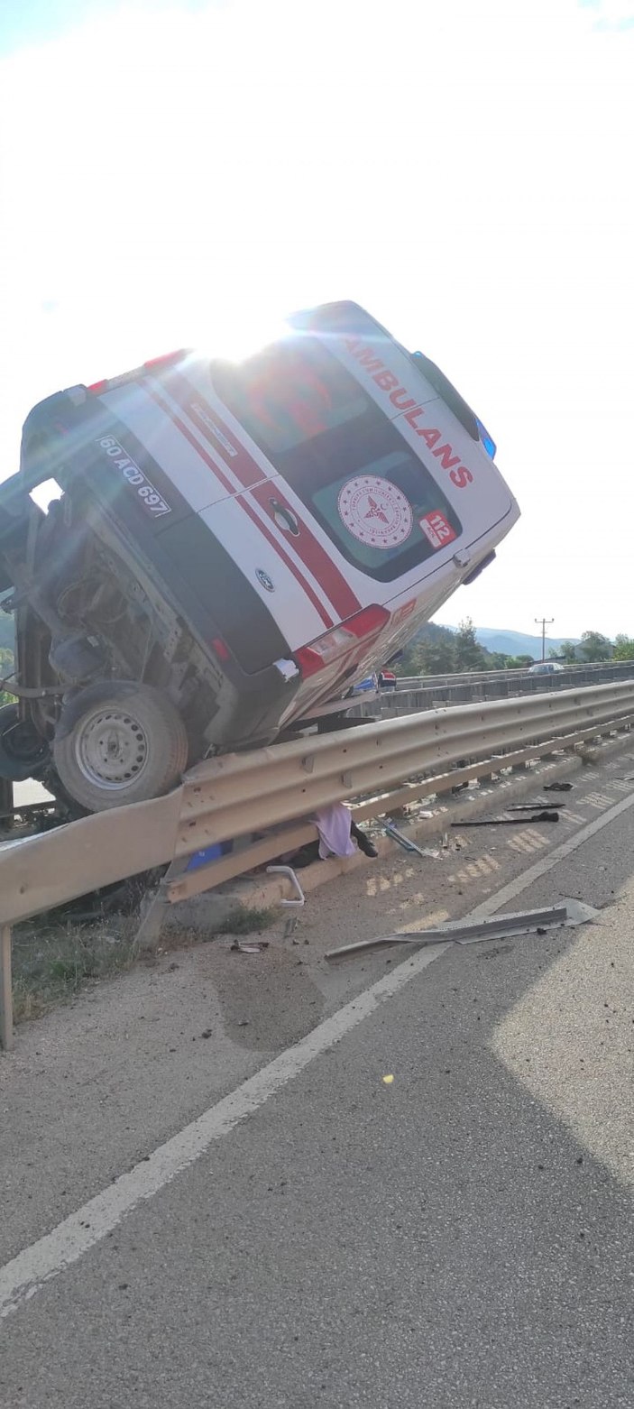 Hasta taşıyan ambulans bariyerlere çarptı: 1 ölü, 3 yaralı  -3