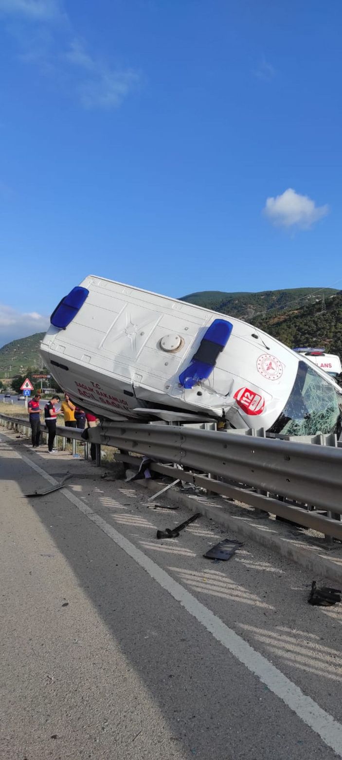 Hasta taşıyan ambulans bariyerlere çarptı: 1 ölü, 3 yaralı  -4