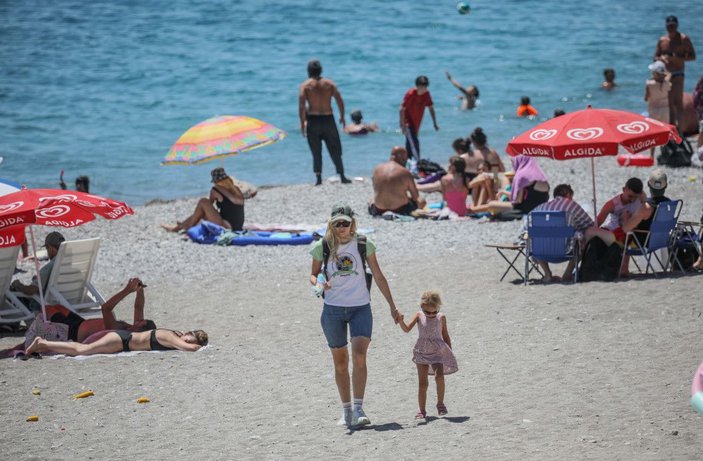 Sıcak hava Antalya'yı kavurdu; hayvanlar buzlu meyve ve fıskiyeyle serinletildi -6