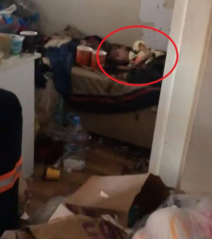 Boşaltılmak istenen çöp evde 1 yıldır odaya kilitli çocuk baygın bulundu -10