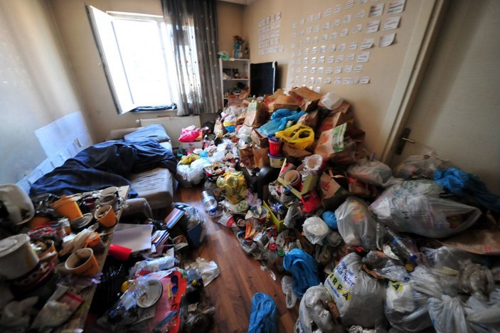 Boşaltılmak istenen çöp evde 1 yıldır odaya kilitli çocuk baygın bulundu -3