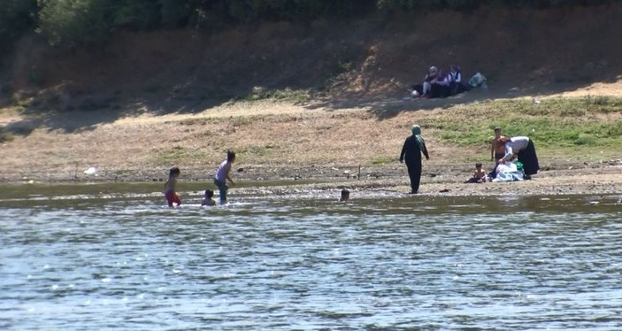 Tehlikeli uyarısına aldırmadan gölde yüzdüler -2