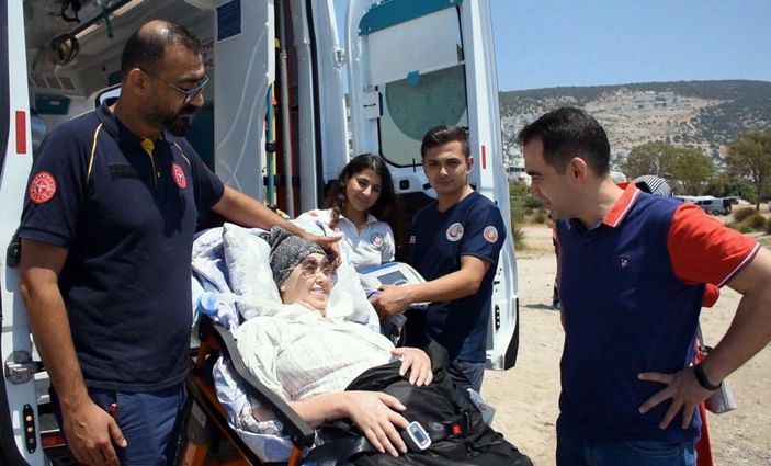 Evinden çıkamayan hastanın deniz kenarı isteği ambulansla yerine getirildi -2