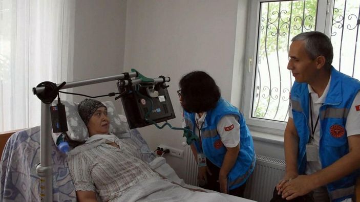 Evinden çıkamayan hastanın deniz kenarı isteği ambulansla yerine getirildi -4