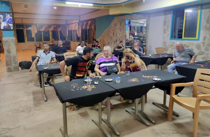 d İzmir'de 2 kahveye kumar baskını; 82 kişiye 149 bin lira ceza -5