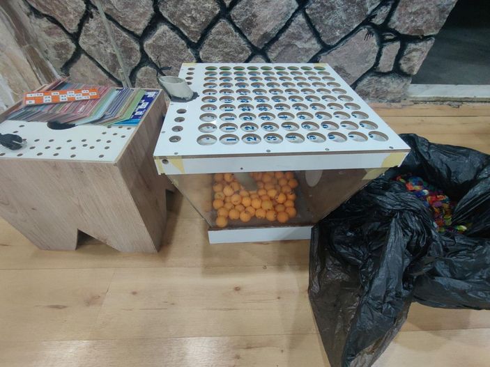 İzmir'de 2 kahveye kumar baskını; 82 kişiye 149 bin lira ceza -3