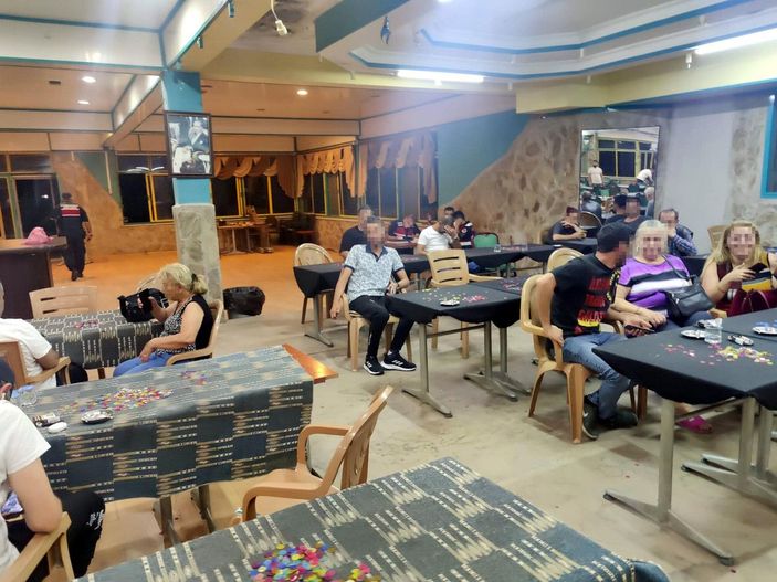 İzmir'de 2 kahveye kumar baskını; 82 kişiye 149 bin lira ceza -4