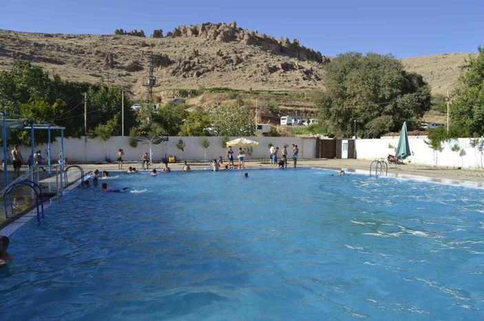 Hava sıcaklığının 45 dereceyi bulduğu Mardin’de vatandaşlar havuza akın etti -5