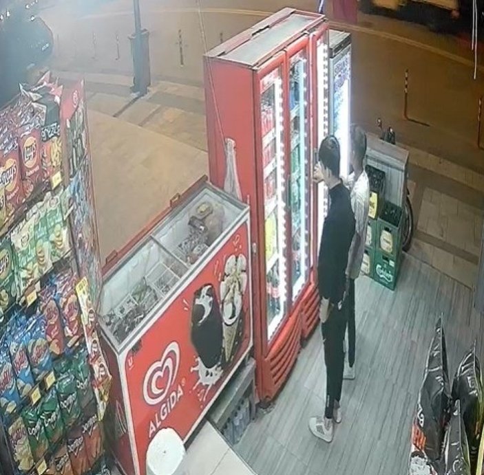 Denizli'de hırsızlar, market önündeki dolaba dadandı