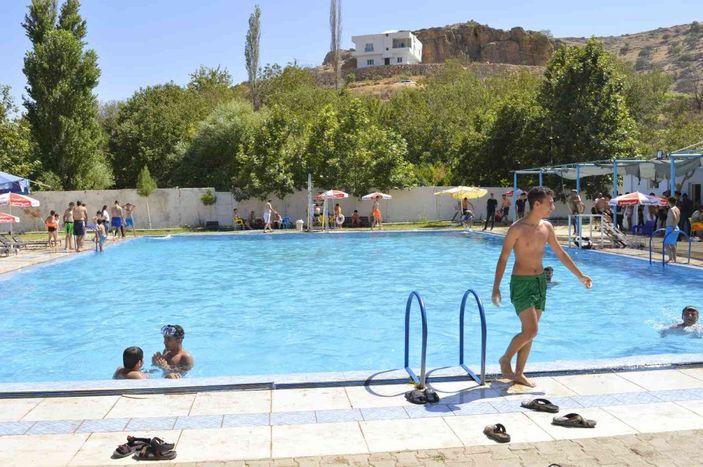 Hava sıcaklığının 45 dereceyi bulduğu Mardin’de vatandaşlar havuza akın etti -6