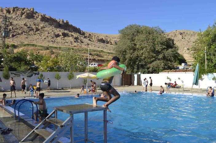 Hava sıcaklığının 45 dereceyi bulduğu Mardin’de vatandaşlar havuza akın etti -2