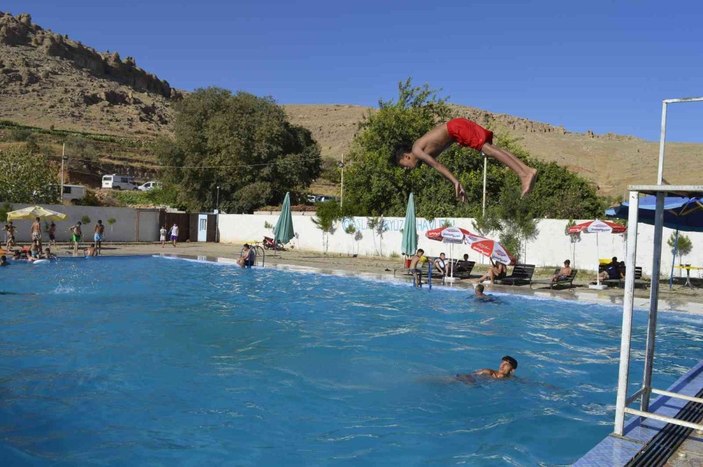Hava sıcaklığının 45 dereceyi bulduğu Mardin’de vatandaşlar havuza akın etti -3