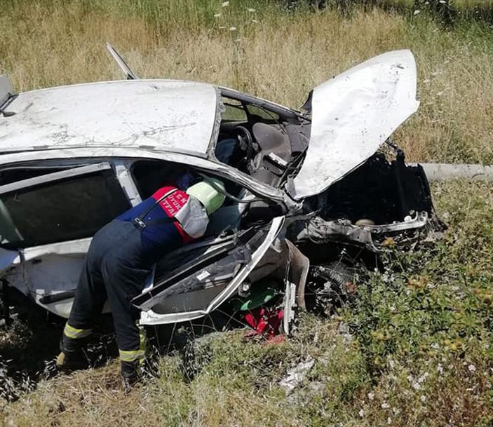 Otomobil, elektrik direğine çarptıktan sonra şarampole yuvarlandı: 2 ölü, 1 yaralı -2