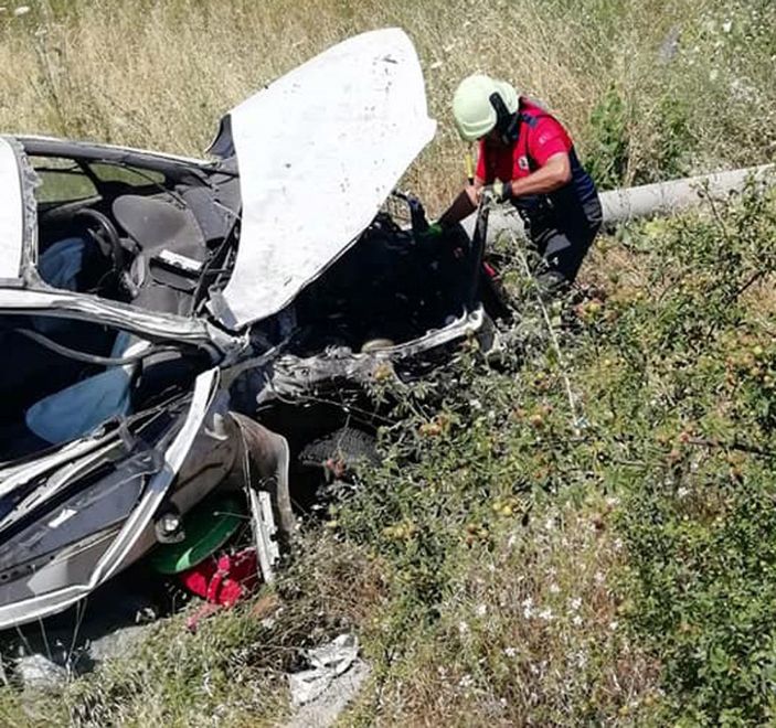 d Otomobil, elektrik direğine çarptıktan sonra şarampole yuvarlandı: 2 ölü, 1 yaralı -1