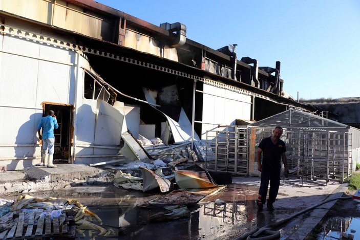 Sucuk imalatı yapılan fabrikada çıkan yangın söndürüldü -1