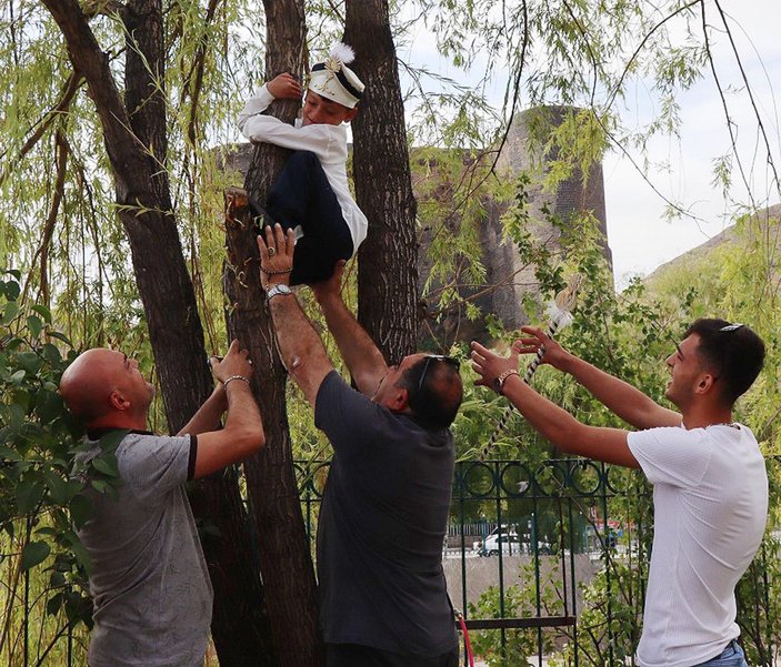 Sünnet olmaktan korkan çocuk, ağaca tırmandı -3