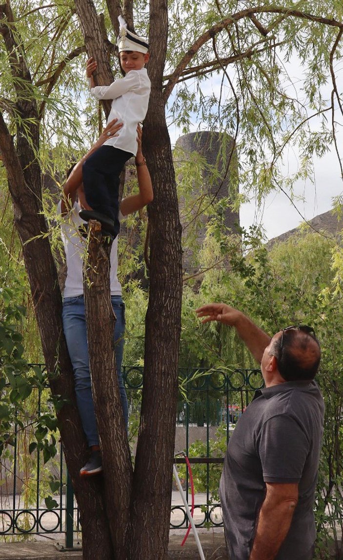 Sünnet olmaktan korkan çocuk, ağaca tırmandı -1