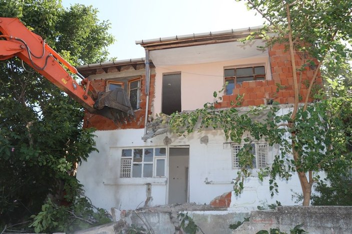 Yalova’da kentsel dönüşüm için ilk bina yıkımı yapıldı -1