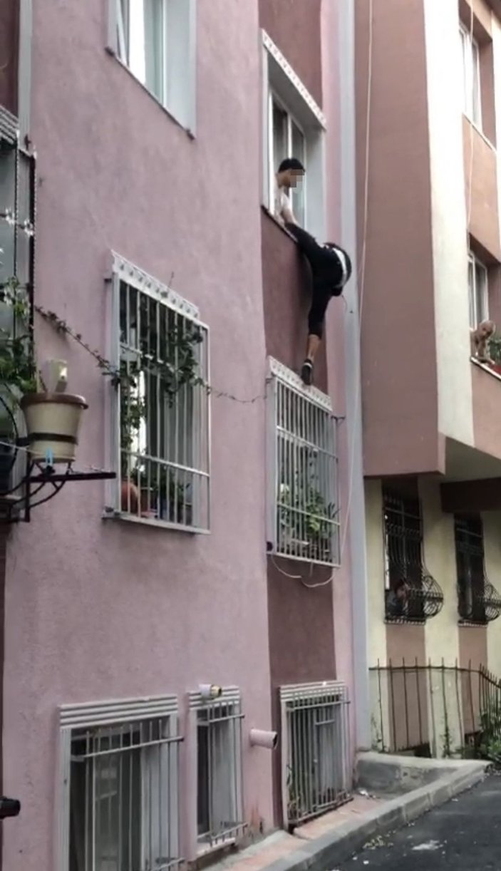 Ev sahibi yakaladığı hırsızı camdan sarkıttı: O anlar kamerada -4