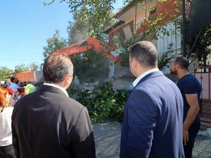 Yalova’da kentsel dönüşüm için ilk bina yıkımı yapıldı -2