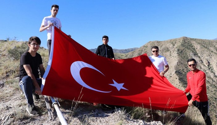 Dağın zirvesine tırmanıp, yıpranan Türk bayrağını yenisiyle değiştirdiler -1