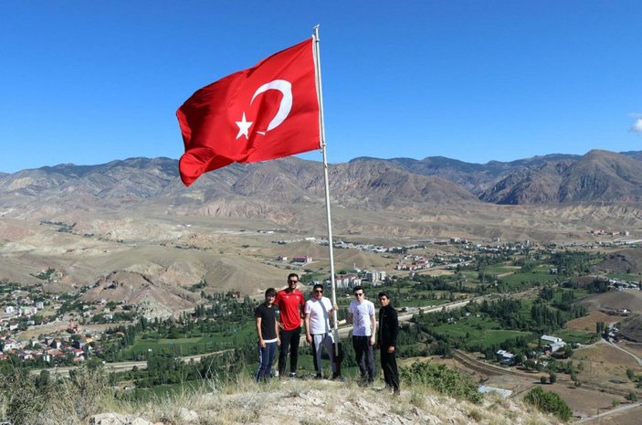 Dağın zirvesine tırmanıp, yıpranan Türk bayrağını yenisiyle değiştirdiler -2