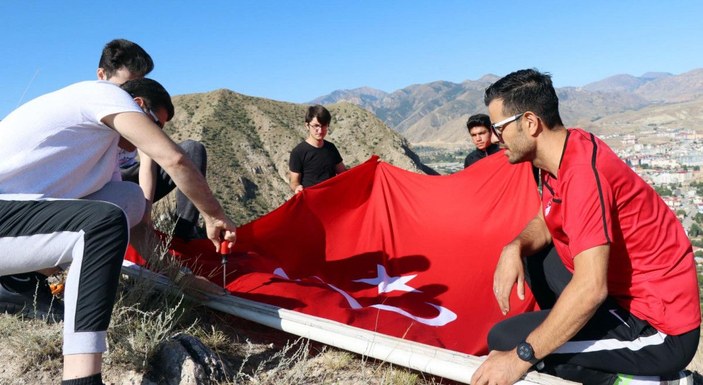 Dağın zirvesine tırmanıp, yıpranan Türk bayrağını yenisiyle değiştirdiler -4