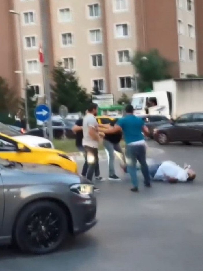Beylikdüzü'nde sürücülerin yumruklu yol kavgası  -2