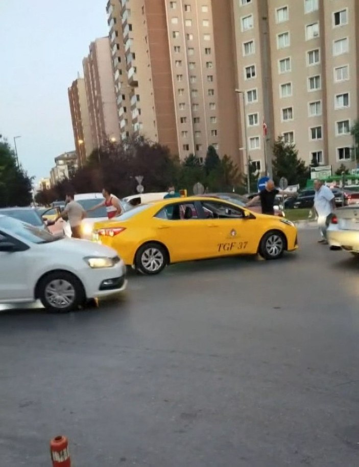 Beylikdüzü'nde sürücülerin yumruklu yol kavgası  -1