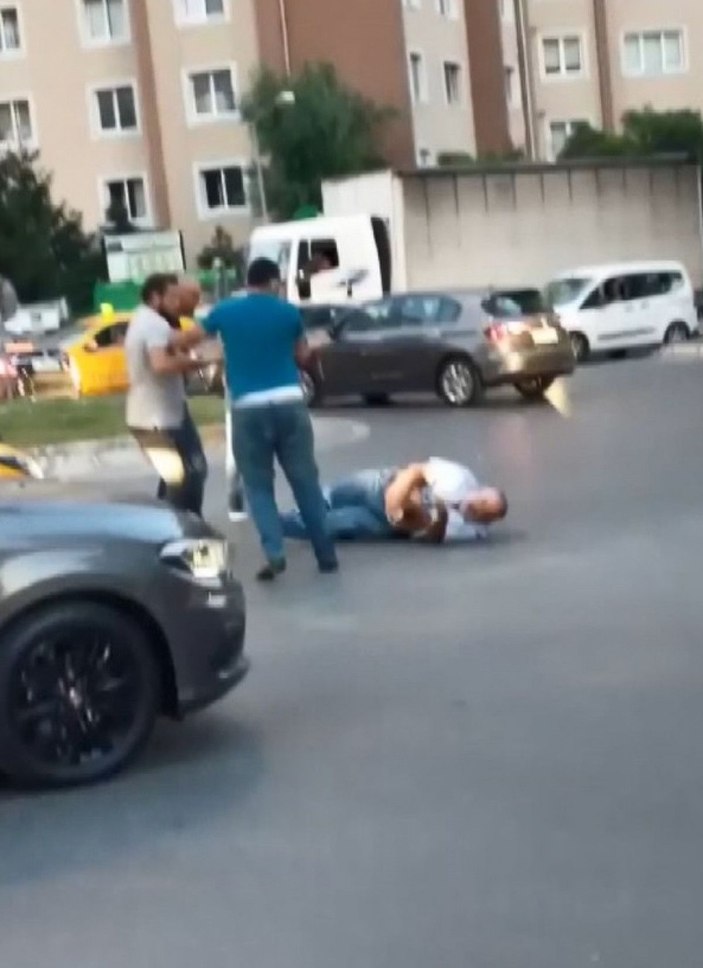 Beylikdüzü'nde sürücülerin yumruklu yol kavgası  -3