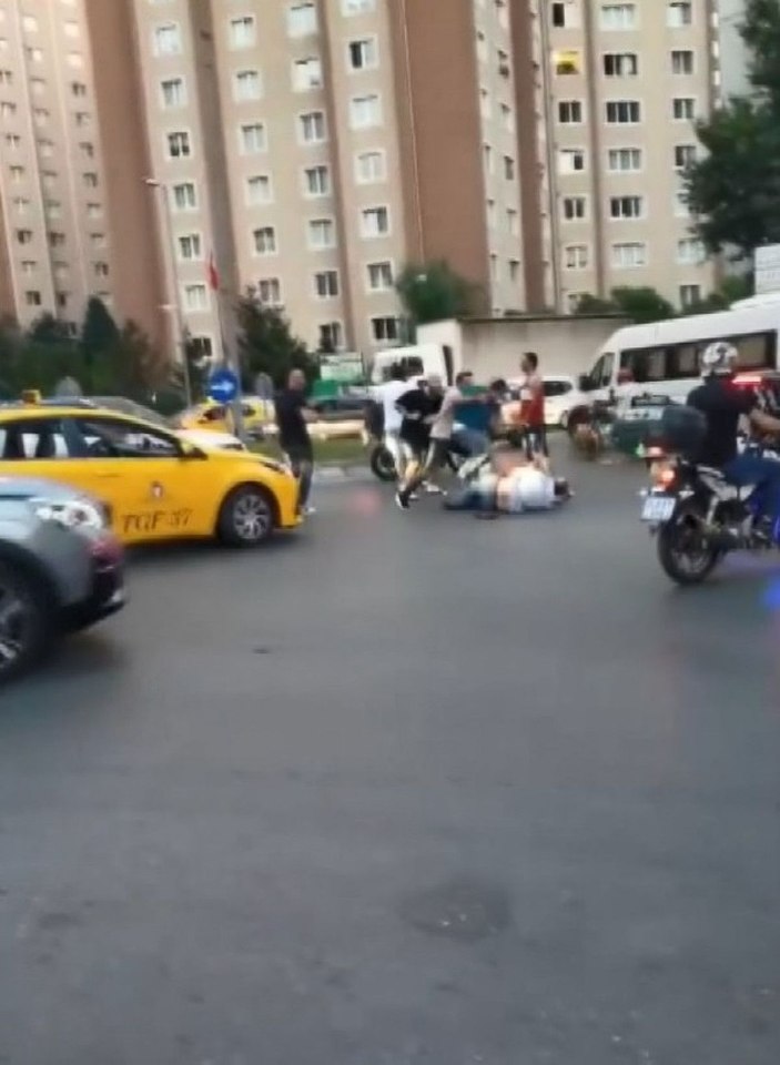Beylikdüzü'nde sürücülerin yumruklu yol kavgası  -4