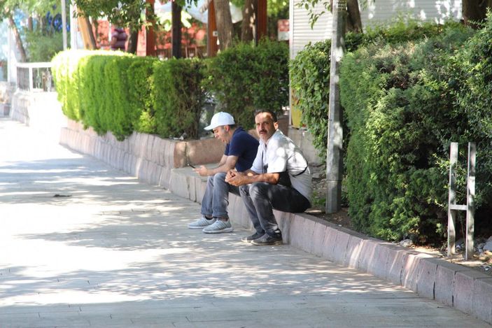Elazığ'da hava sıcaklığı 39 dereceyi gördü, cadde ve sokaklar boş kaldı -7