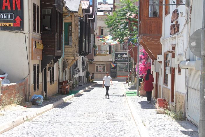 Elazığ'da hava sıcaklığı 39 dereceyi gördü, cadde ve sokaklar boş kaldı -3