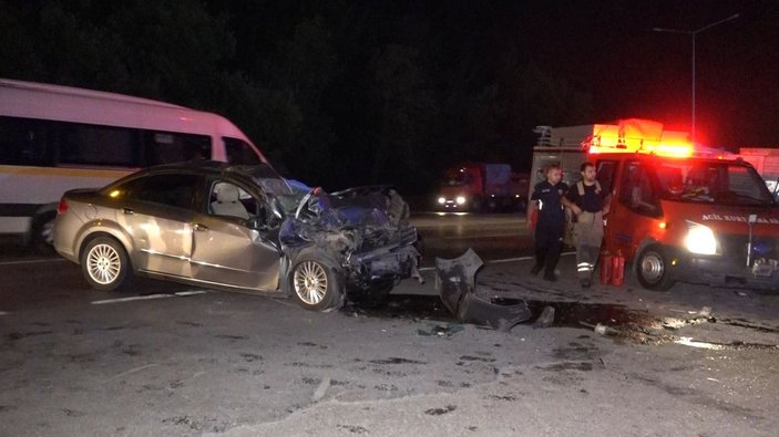 Bursa'da 'U' dönüşü yapan tırla otomobil çarpıştı: 2 ölü, 2 ağır yaralı
