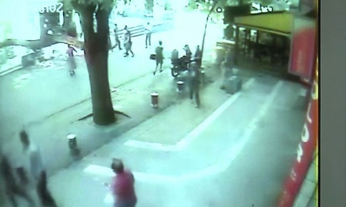 10 metrelik ağaç dalı, nüfus müdürlüğüne devrildi; o anlar kamerada -7