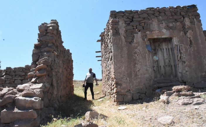42 yıl önce terk edilen 'gizemli köy'de defineci talanı -5