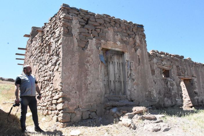 42 yıl önce terk edilen 'gizemli köy'de defineci talanı -4