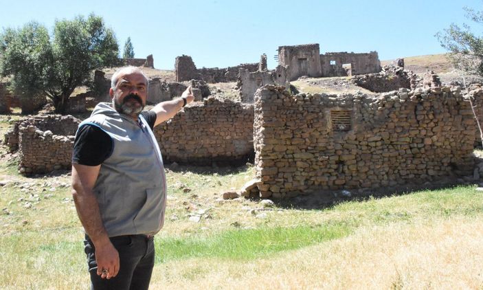 42 yıl önce terk edilen 'gizemli köy'de defineci talanı -6